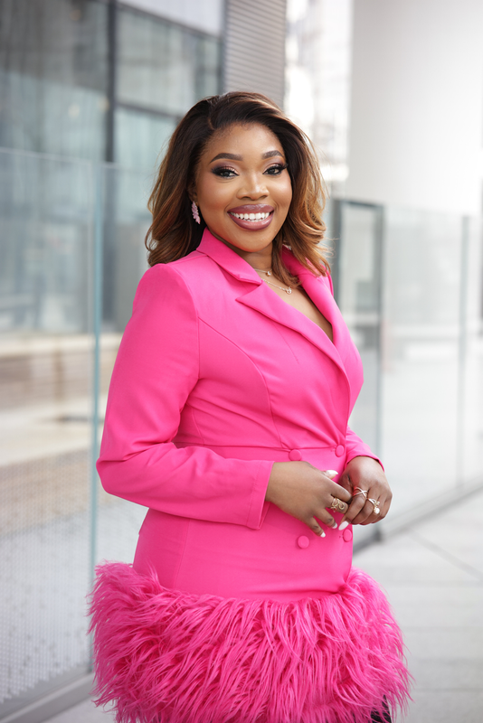 Tosin Adedi, fondatrice et dirigeante, en tailleur rose
